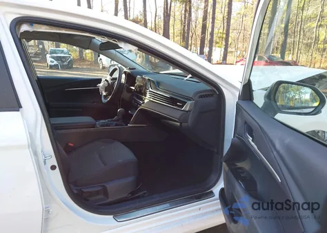 2025 Toyota Camry Le z USA, uszkodzony, nr VIN 4T1DAACK0SU565647